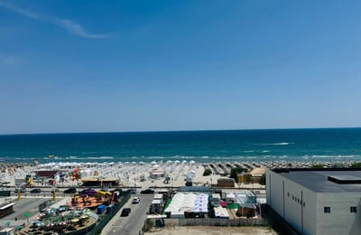 Аренда комфортной 2-комнатной квартиры с видом на море, 54 м², Мамая, Констанца, Румыния